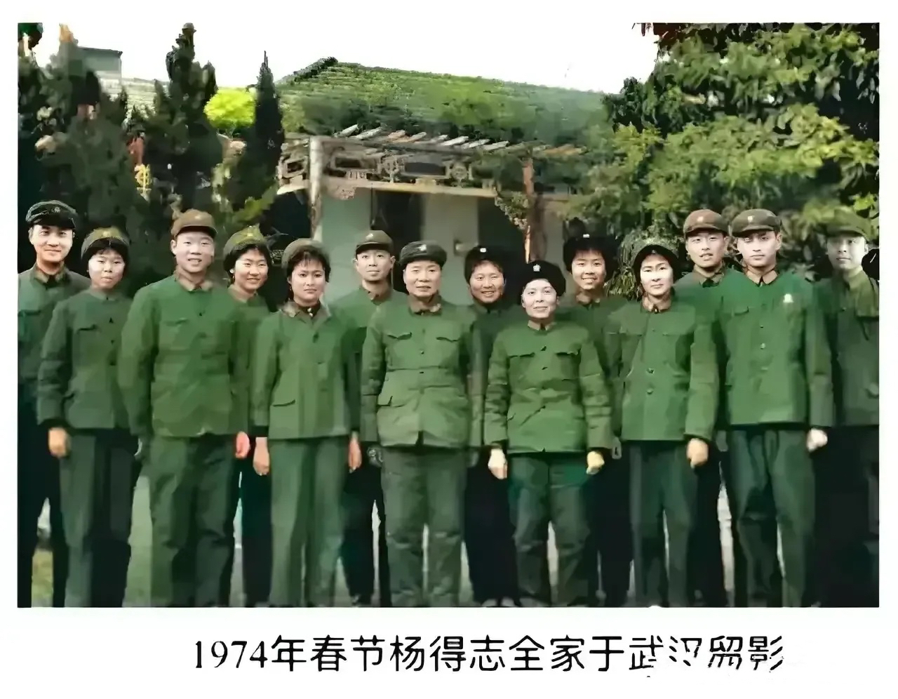 上将与家人团聚,因为杨家上下全是军人,这张全家福显得既特别又珍贵!