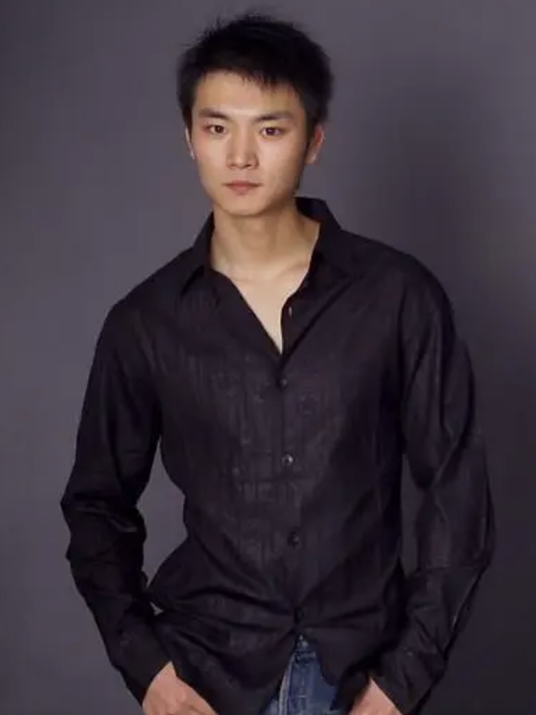 回顾演员赵鸿飞因一篇文章退圈消失了10年观众依旧盼他出现