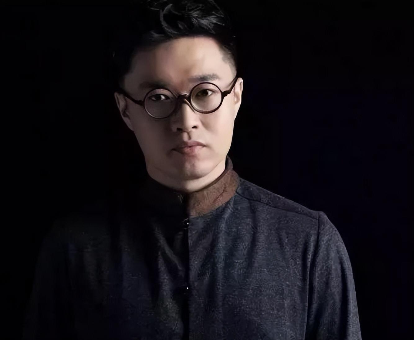 感情上,徐誉滕早已结婚生子,妻子谢佩璇是内地的演员,歌手,出演过李安