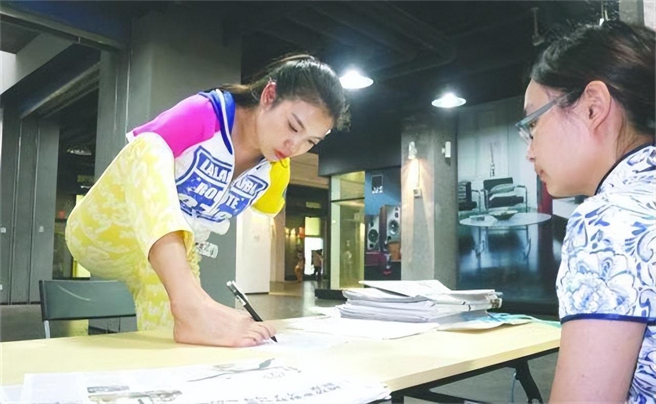 回顾断臂女孩雷庆瑶不幸触电3岁截肢却靠双脚逆袭成公益明星