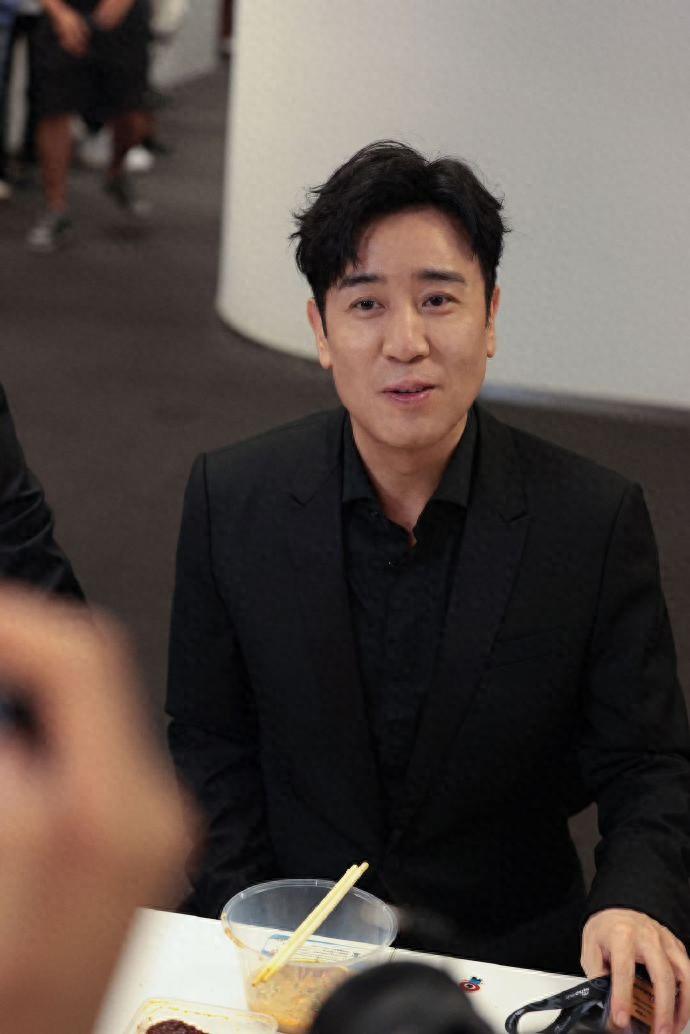 于和伟是怎样守住自己底线的呢?他的妻子究竟有多大的魅力?