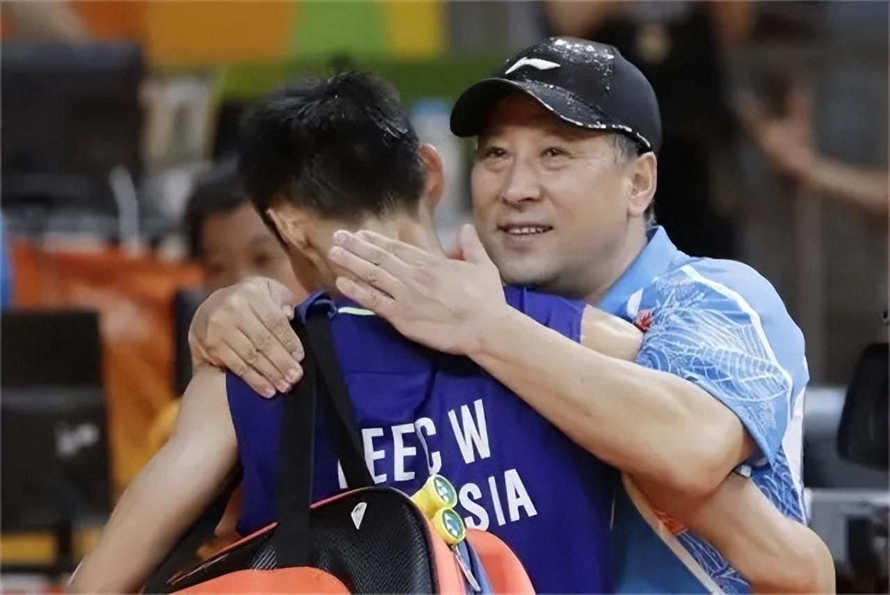 回顾李永波稳坐主教练位置24年今头发花白60岁为儿子奔波