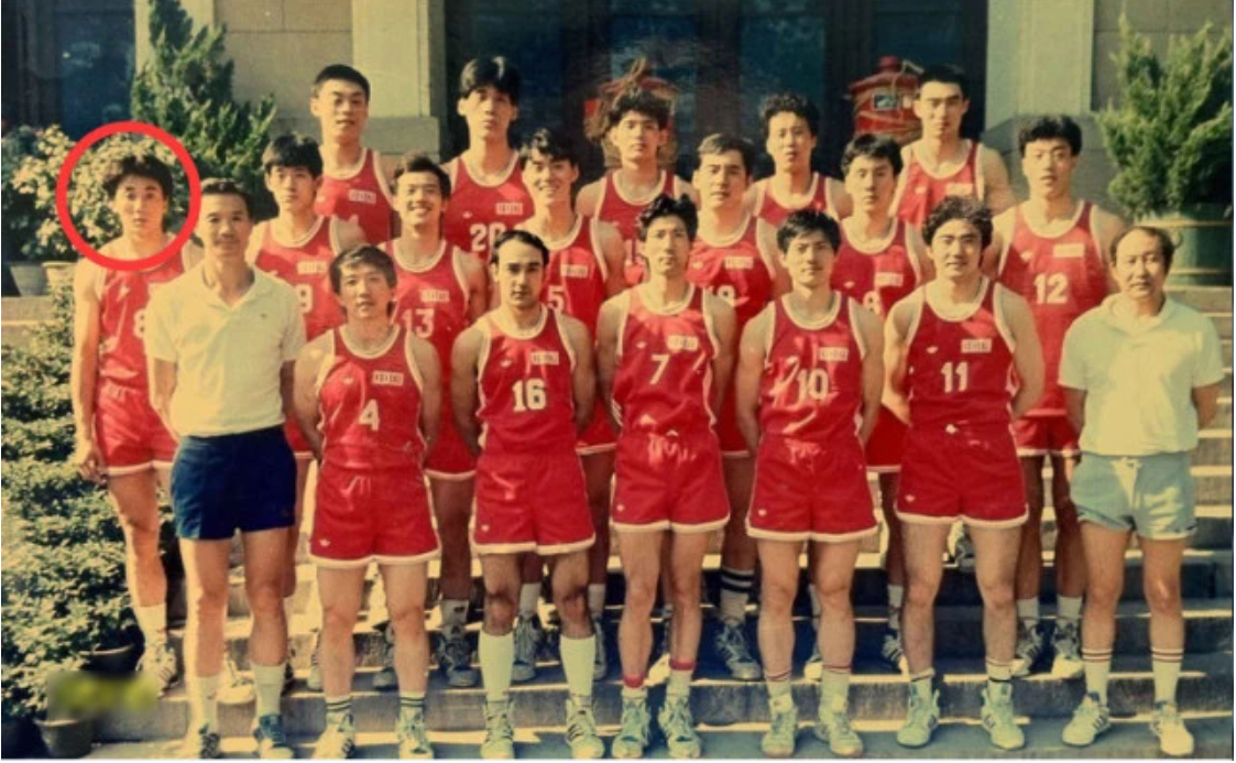 我国男篮王非:人生坎坷,曾缔造八一男篮王朝,妻子女儿都很漂亮