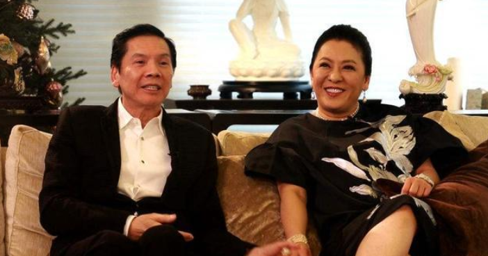 陈岚就是在这个时候看见了向华强,用她的话来说,她没有不敢看的人,但