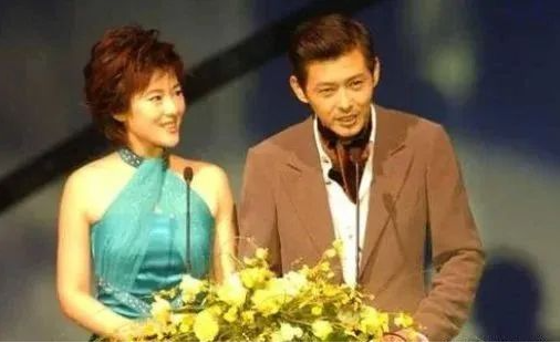 程前与董卿同居6年50岁再婚娶圈外娇妻如今60岁大变模样