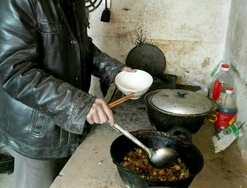 而廖利光在听到母亲的尖叫之后也是立马跑了过来,只见从房顶上面散落