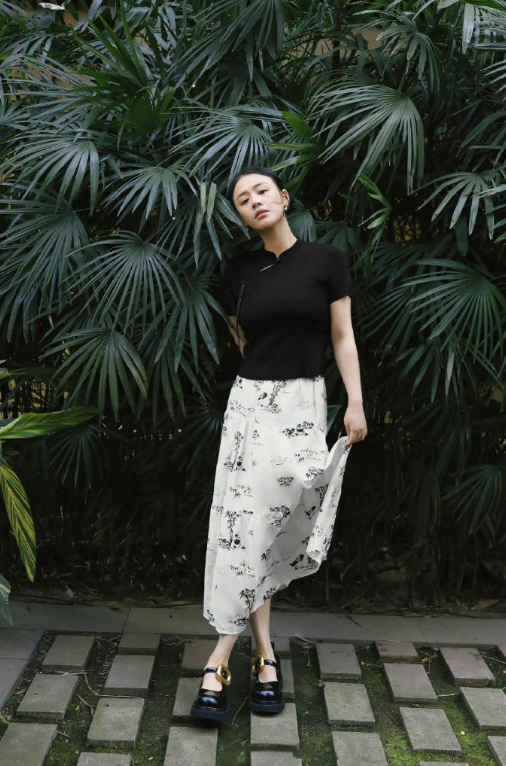 马思纯庆36岁生日房间摆满鲜花头插玫瑰花开心得像个小孩子