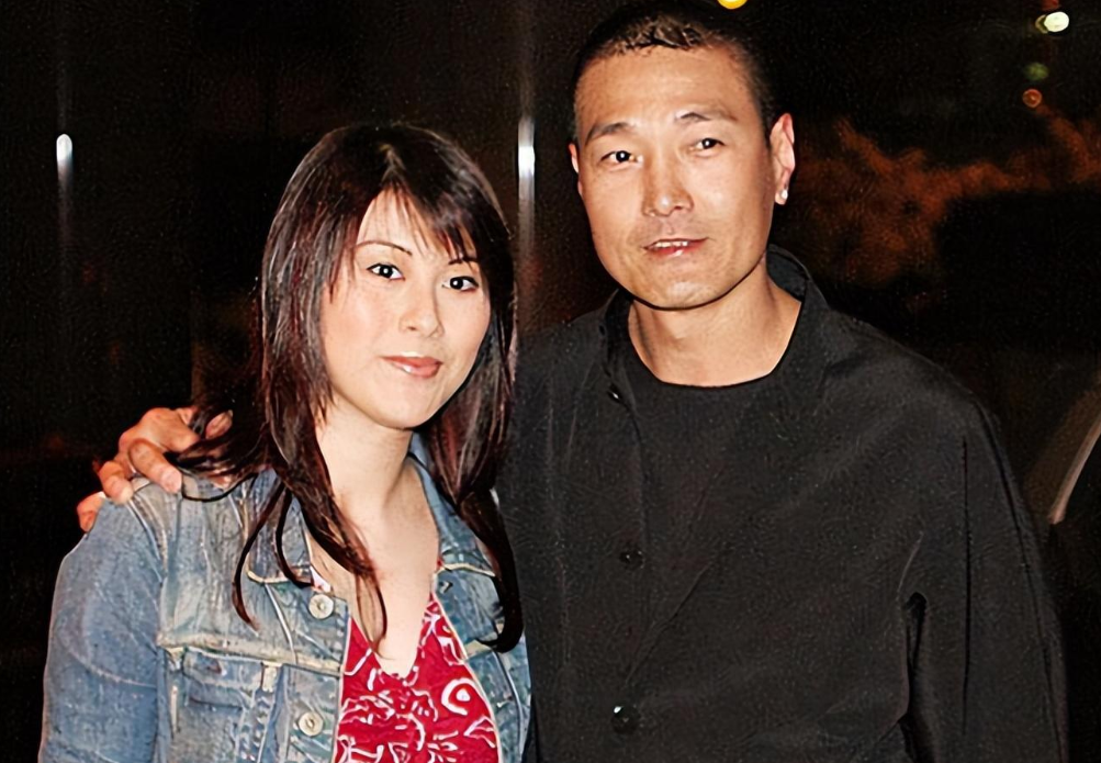 俩人于1998年结婚,婚后育有两个儿子,后因感情不和在2006年离婚,两个