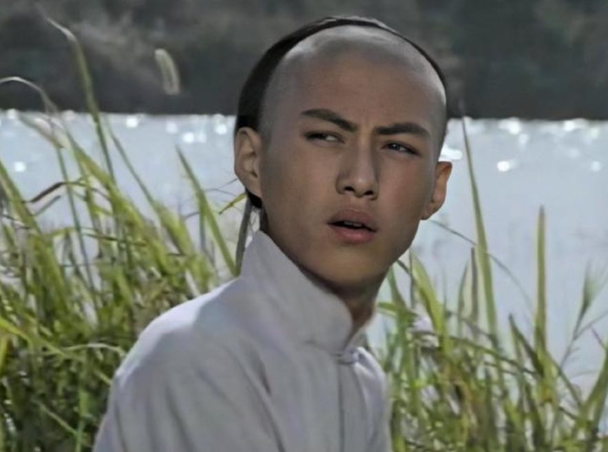 回顾靳东从服务员逆袭成演员能成功要感谢两位母亲的帮助