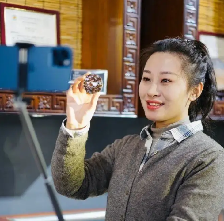 回顾贵州杨可欣徒步无人区5年捡600多颗陨石却拒绝天价收购