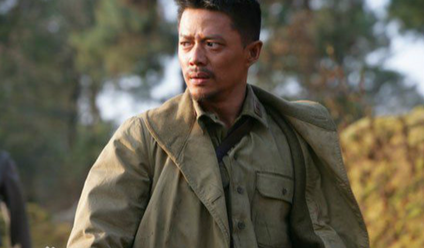 他孤身一人,组建出一个"炮灰团",真的像那首《孤勇者》里唱的那样