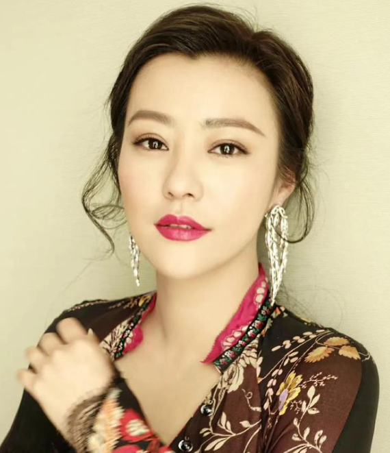 近日,随着综艺《无限超越班2》的热播,70后实力派女演员郝蕾再次火出