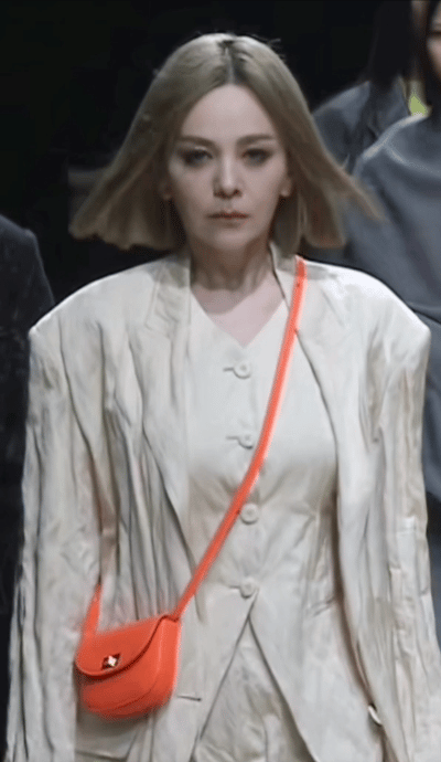 53岁性感尤物雪姨冲上热搜年过半百身材依旧火辣网友直呼雪姐