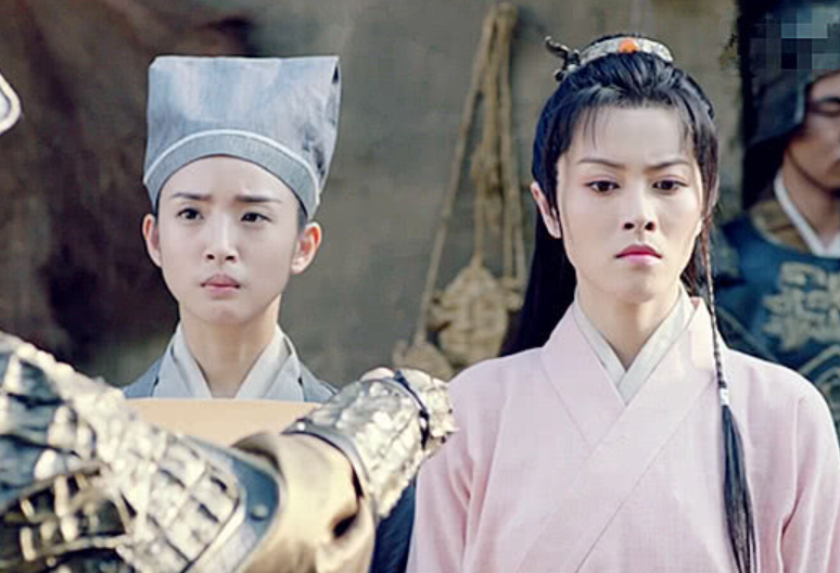 她在轻喜剧《小女霓裳》中饰演的谢枫,可谓是俘获万千少女的心.