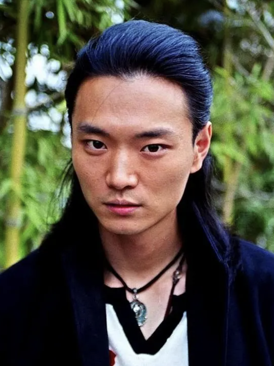 回顾演员赵鸿飞因一篇文章退圈消失了10年观众依旧盼他出现