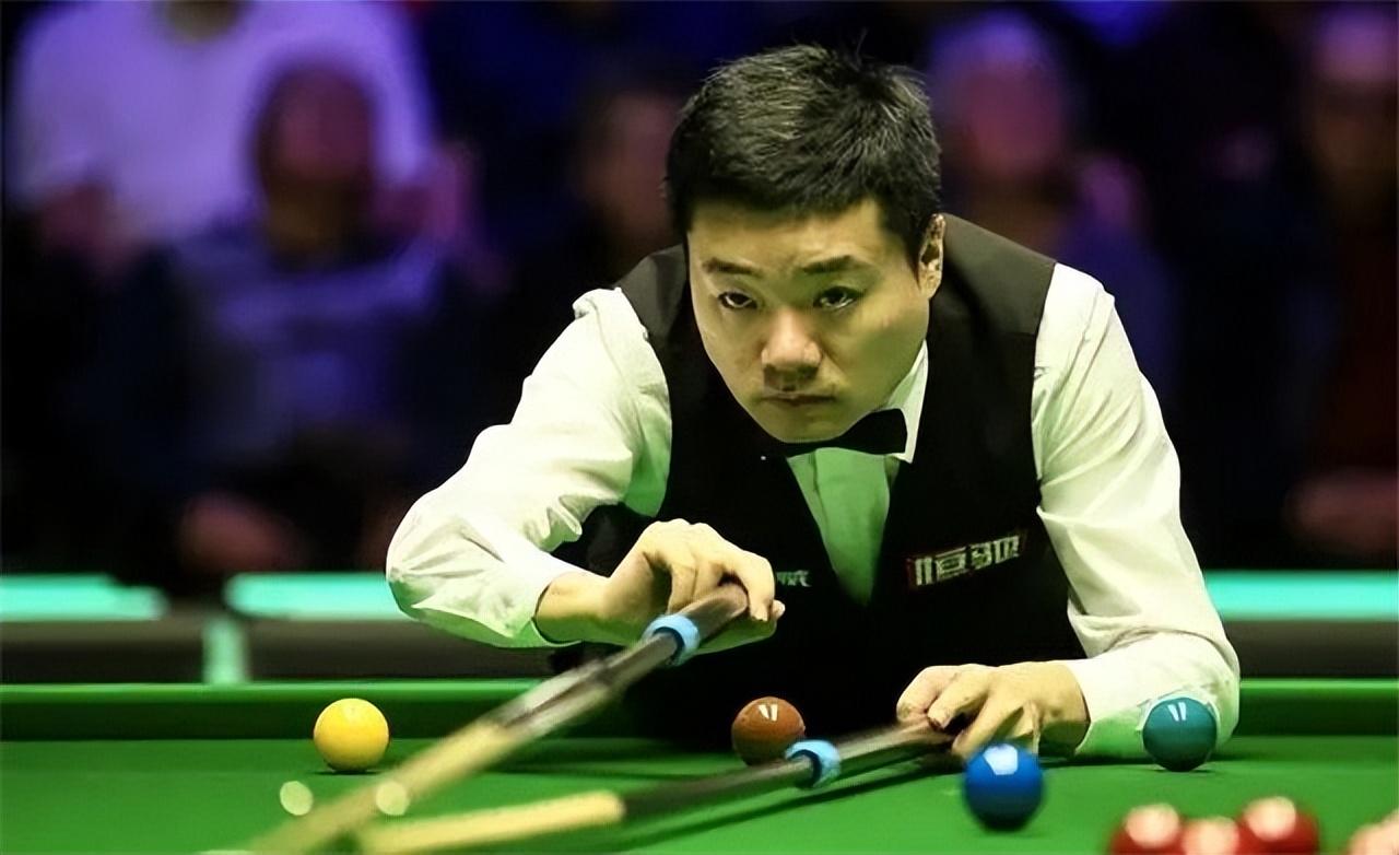 回顾丁俊晖晒一家三口合影娇妻明艳动人40岁潘晓婷却仍单身