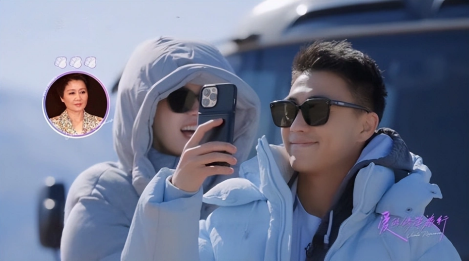 在何家的这种活动中所有的男性都没有带妻子出席,在她嫁入何家之后,她