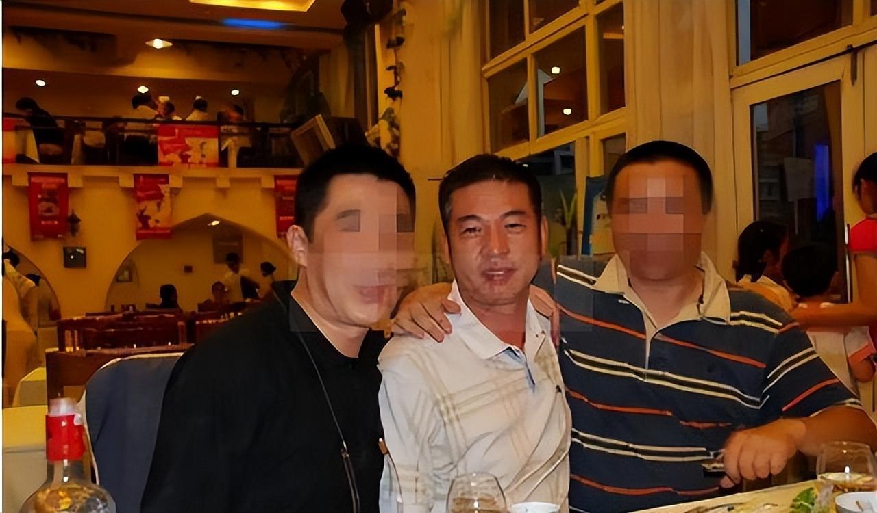 杜培武案破了,但昆明刑警还被一个持枪抢劫三菱吉普车的团伙困扰着.