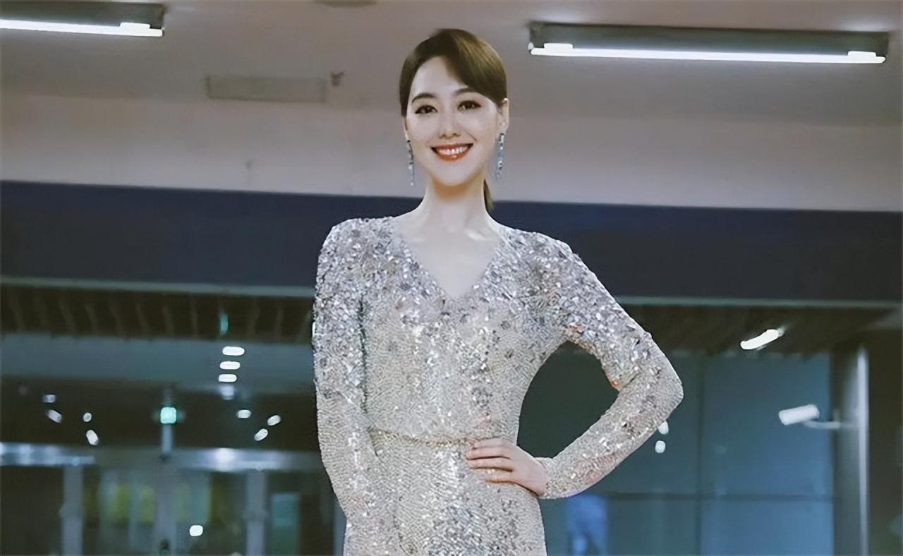 回顾央视主持人王冠离开央视5年今自由独立39岁依旧单身