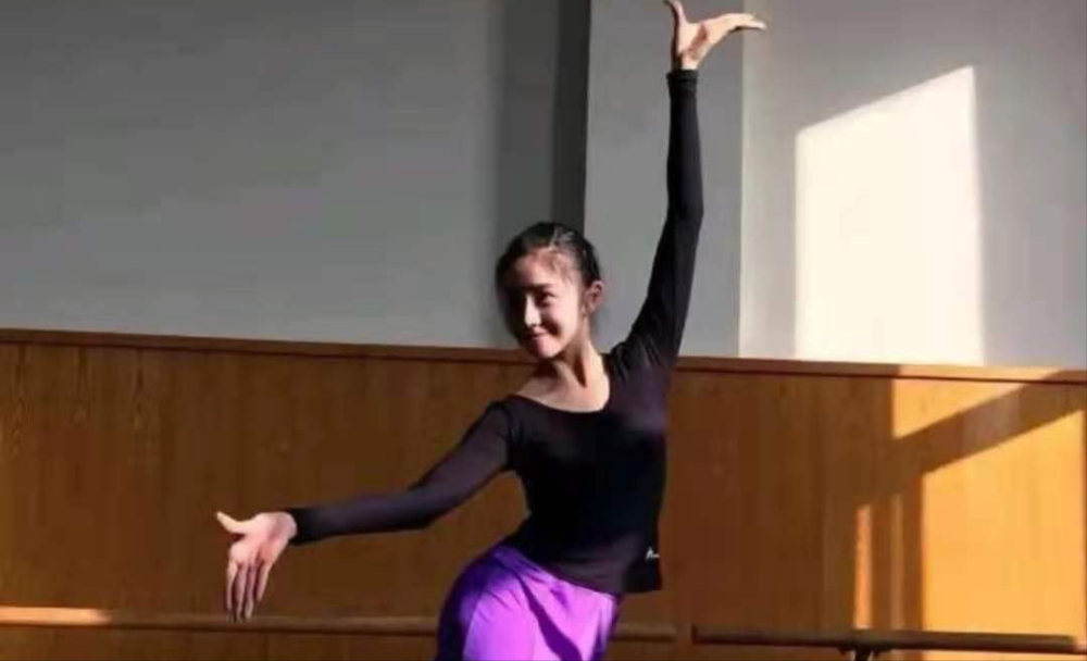 2012年,刘浩存母亲所创立的舞蹈培训班,在指导7岁女孩婷婷做"下腰"