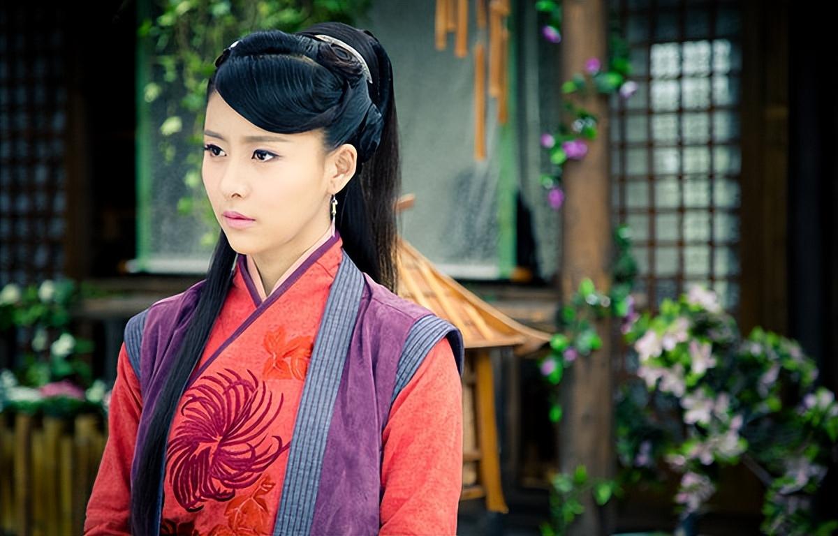 比如说,在《少年四大名捕》中,姬瑶花这个角色就是由她饰演的.