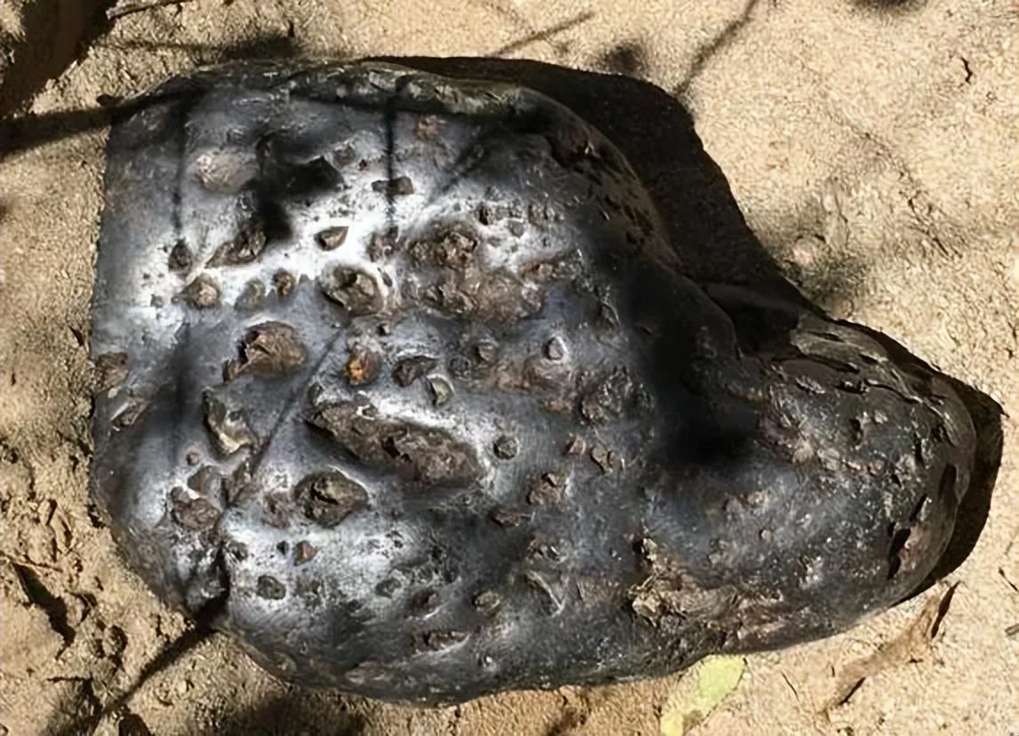 简单来说就是天体,而陨石,也被称为陨星,粗略的理解下,算是星星的碎片