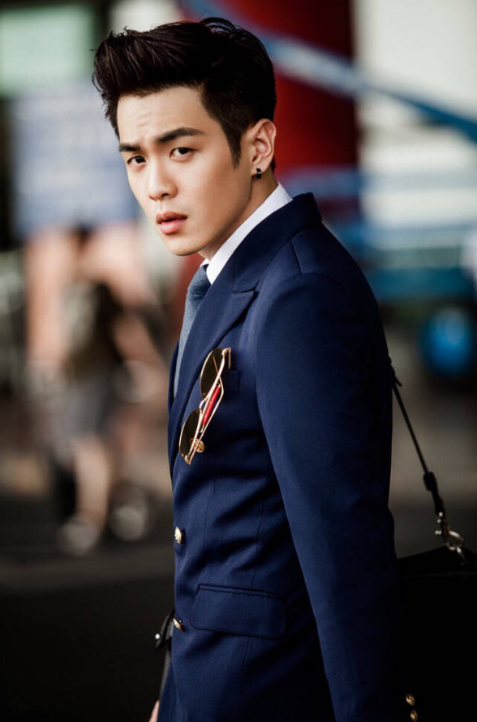 回顾张若昀后妈比自己小五岁父子决裂对簿公堂