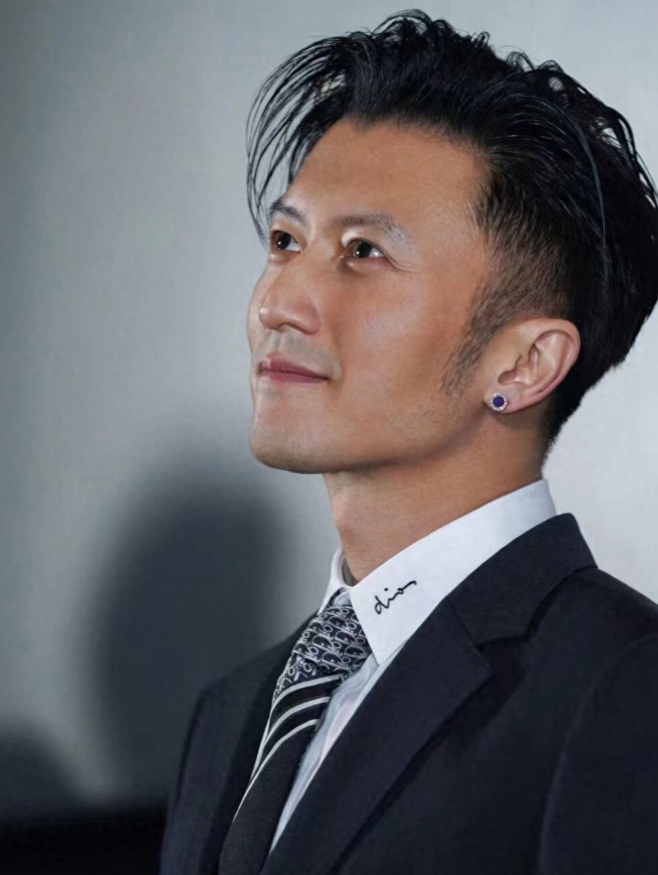 在观众的印象中,谢霆锋永远都是留着长发的样子.