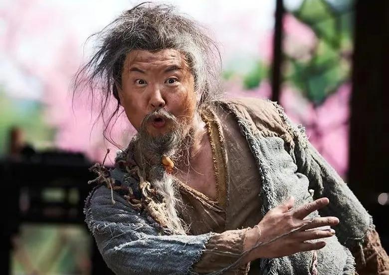 但饰演老顽童是需要做一些夸张的表情及肢体语言,这脏兮兮的形象表现