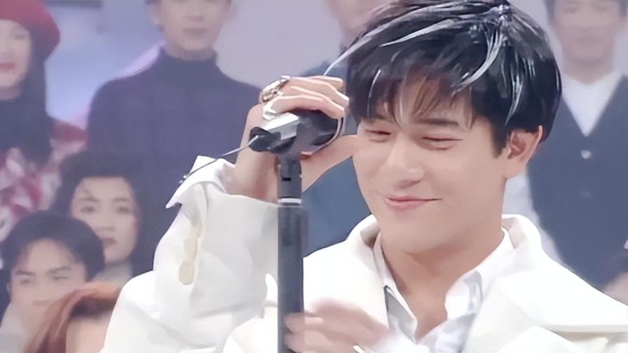 据说萧亚轩,蔡依林,s.h.e,杨丞琳等都曾专门去看顾福成的演唱会.