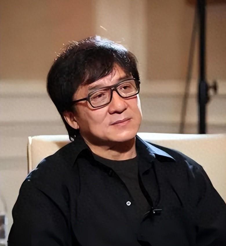 成龙断崖式衰老白发苍苍尽显老态网友泪目我不能接受