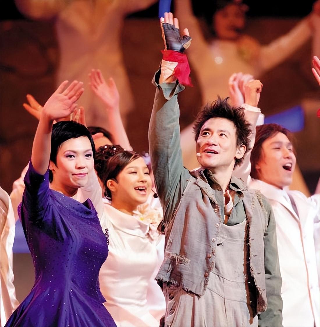 22岁签10年卖身契爱情长跑18年离婚告终52岁她终活出自我