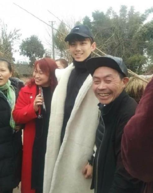 明星回老家的真实状态曝光谁接地气谁在耍大牌一目了然
