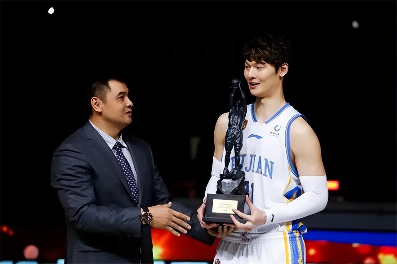 回顾刘玉栋被授大校军衔待遇如何薪水感人即将被王治郅超越