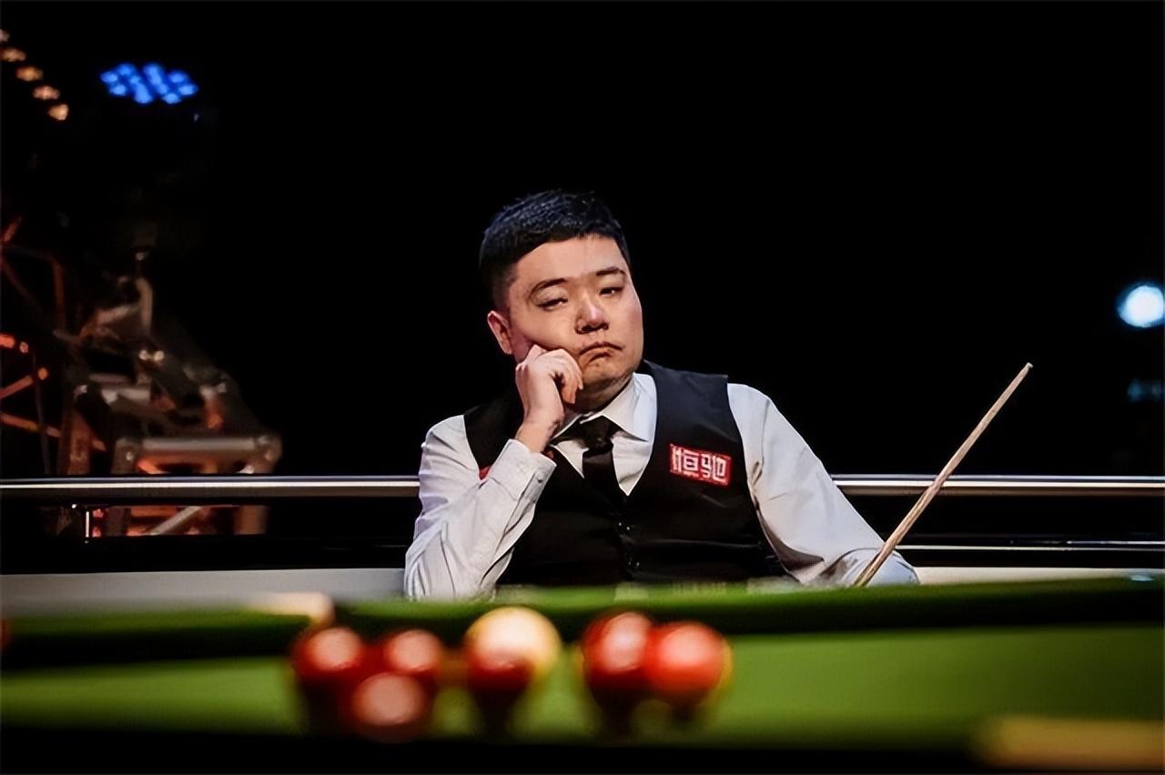 回顾丁俊晖晒一家三口合影娇妻明艳动人40岁潘晓婷却仍单身