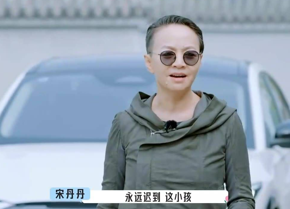 不要看如今的宋丹丹不修边幅当年的她漂亮连到倪萍都被比下去