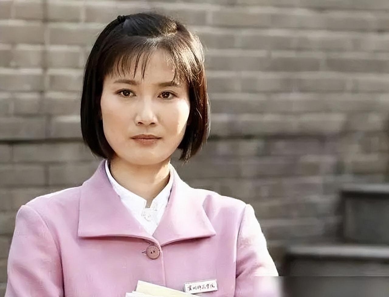 回顾潘雨辰嫁大11岁侯勇离婚当天抱着女儿大哭今44岁仍单身