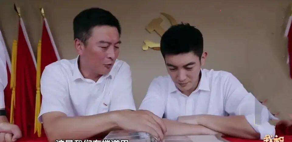 "在杜江短短12秒升旗的镜头中,我们看到了他日复一日接受训练的辛苦.