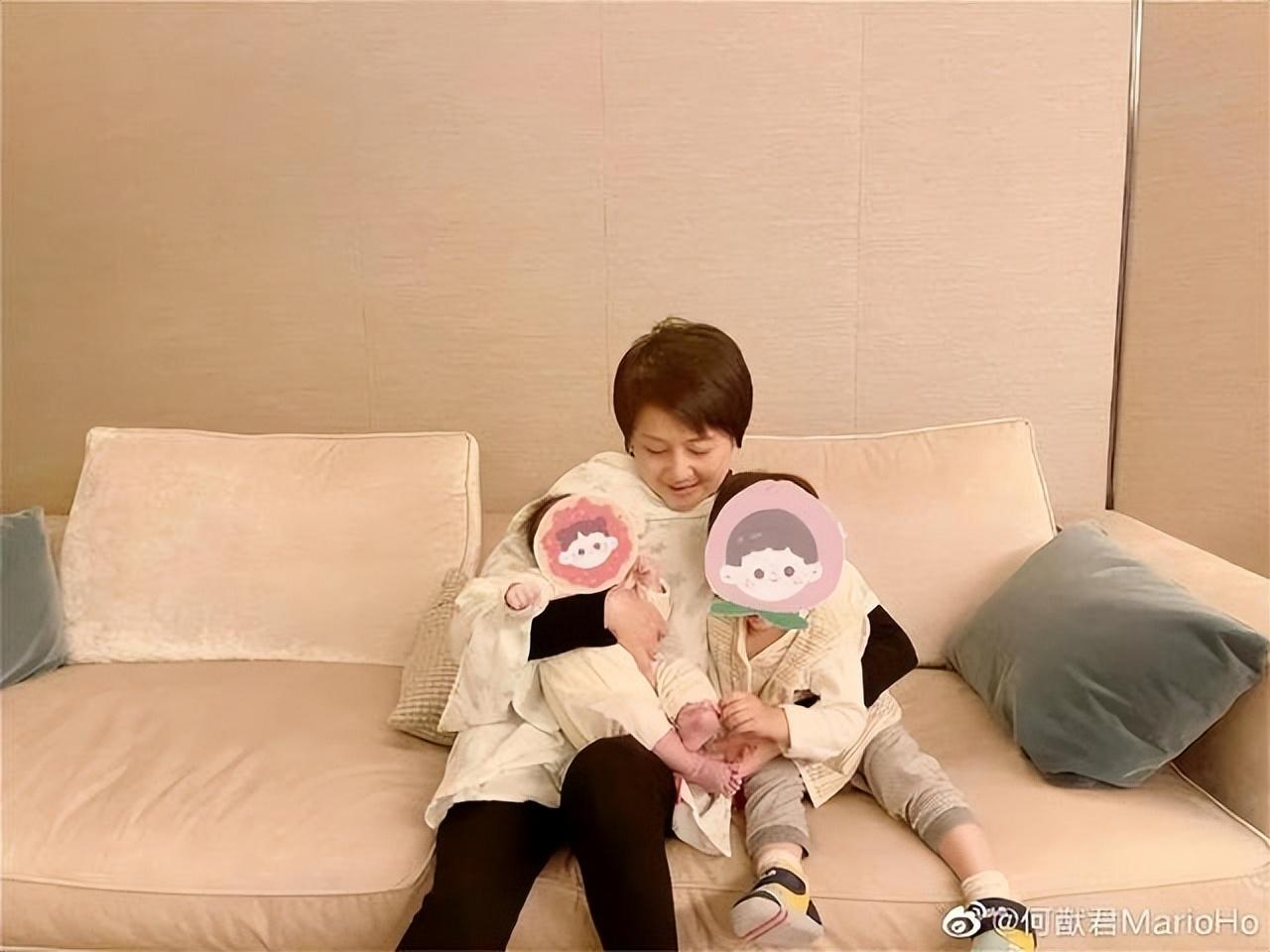 在何家的这种活动中所有的男性都没有带妻子出席,在她嫁入何家之后,她