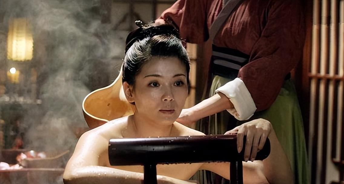 年轻时的刘涛温婉大方,在娱乐圈中有几分姿色.