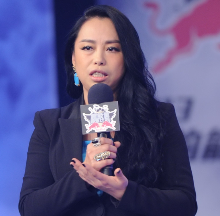 黄绮珊45岁从大妈变少女被三段婚姻拖垮半生没有孩子是遗憾