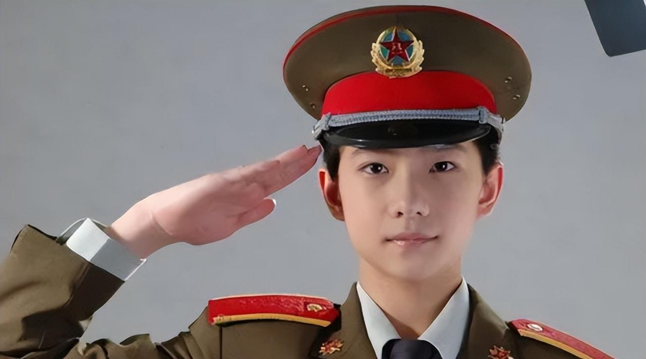 杨洋初中毕业以后就考入了中国解放军艺术学院,在部队的两年让他成为