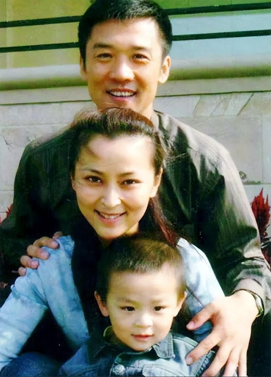 回顾黄志忠为了柯蓝和结婚13年的妻子离婚结果竹篮打水一场空