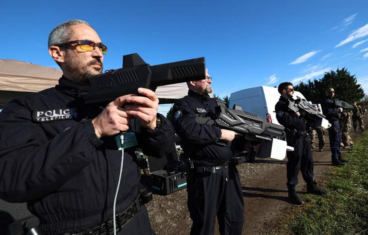 或许这时有人会说,法国警察人不够的话,难道不能从军队调人么,怎么说