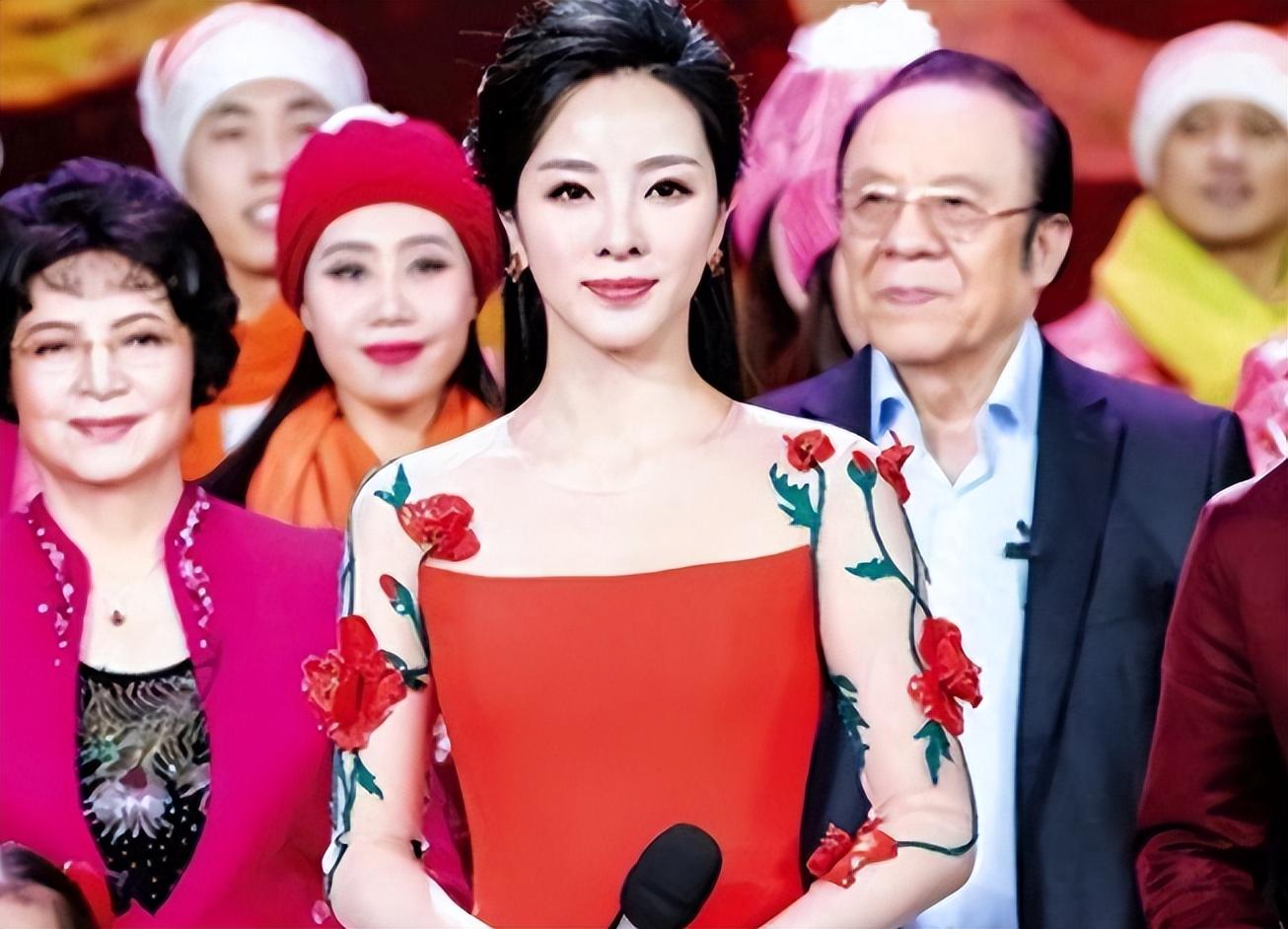 枯燥无味的大学生活,李思思非常努力,她的心中萌生了想要成为主持人的