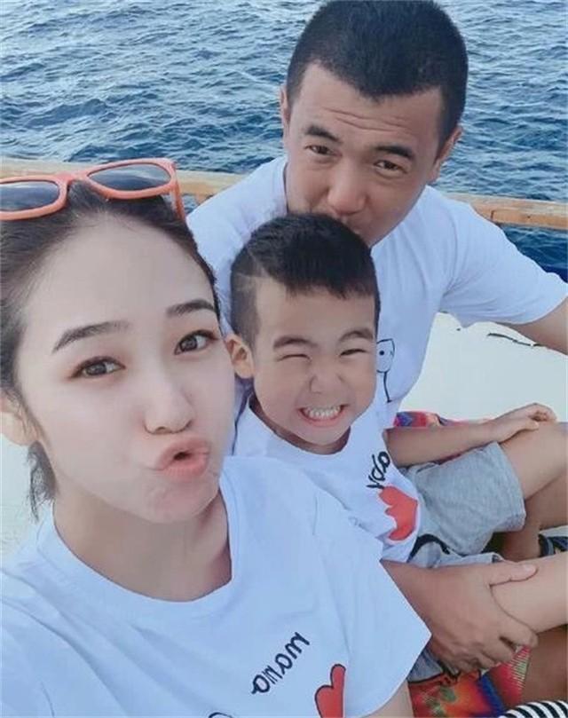 回顾国足徐亮:28岁落选国家队,退役后教学,今投资海外生活滋润