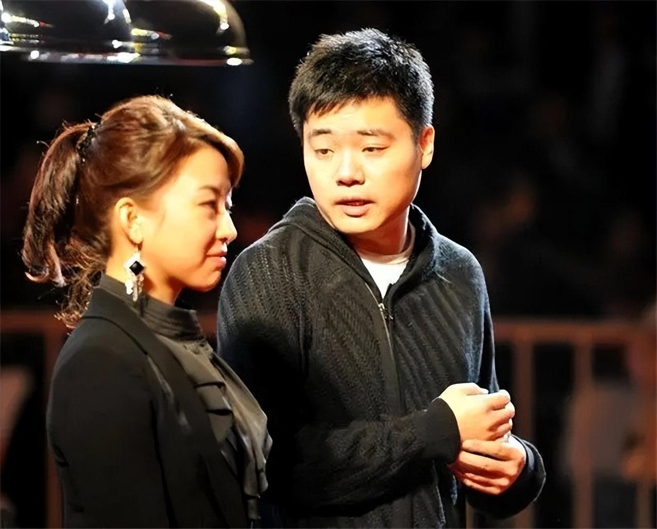 回顾丁俊晖晒一家三口合影娇妻明艳动人40岁潘晓婷却仍单身