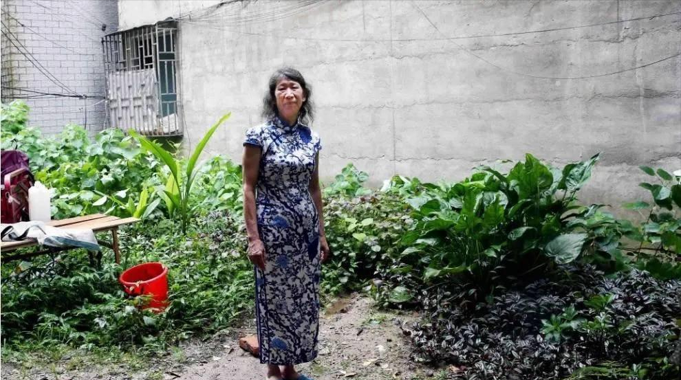 回顾62岁大叔穿旗袍假扮女子20余年待母亲过世后恢复男儿身