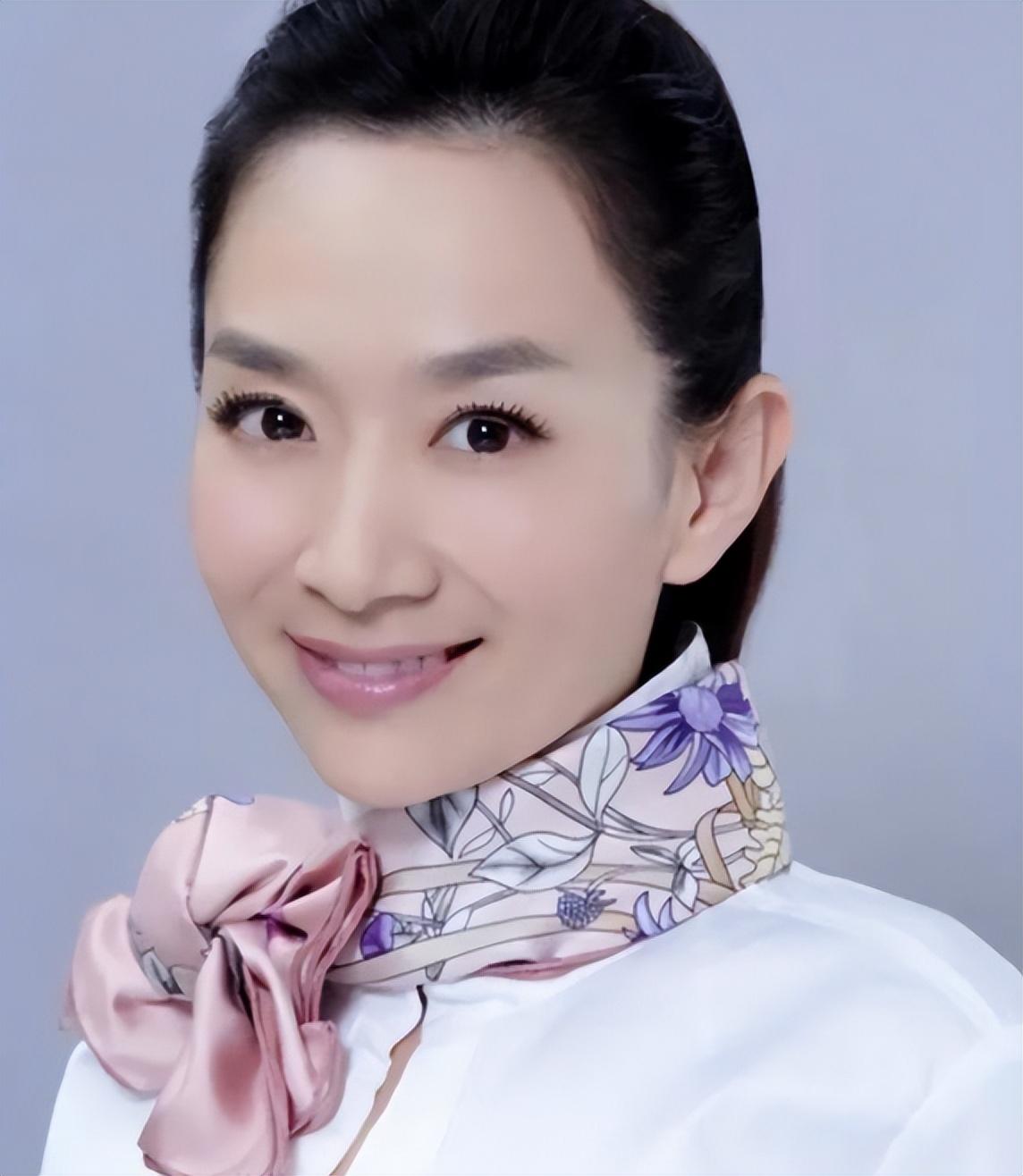 有一次,学校要举办校庆晚会,王芳是主持人.