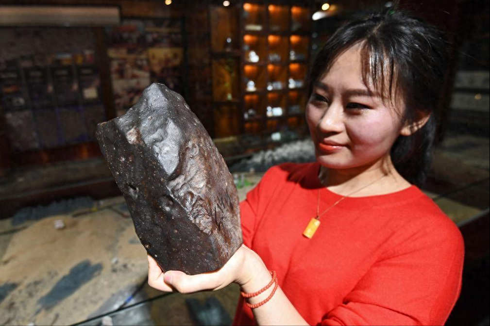 回顾贵州杨可欣徒步无人区5年捡600多颗陨石却拒绝天价收购